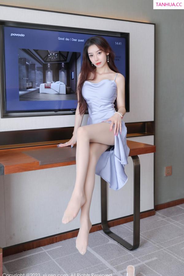   [XiuRen]高清写真图 2023.09.11 No.7365 苏曼兮 长裙丝袜第10张图片